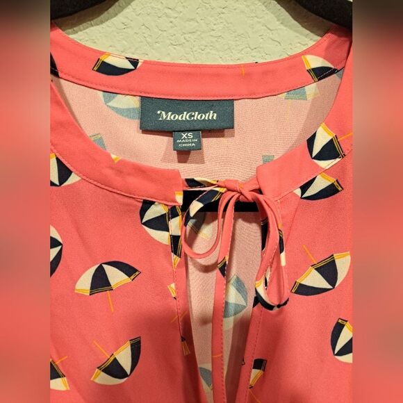 Modcloth sleeveless blouse top, pink with black/white umbrellas, size xs - Picture 2 of 4